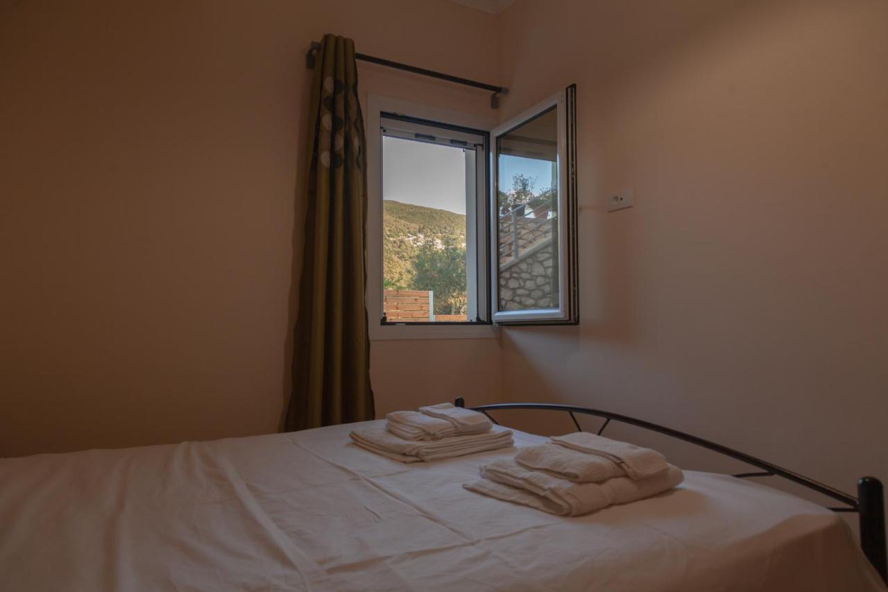 Tsoutsis Apartments Marantochori Bilik gambar
