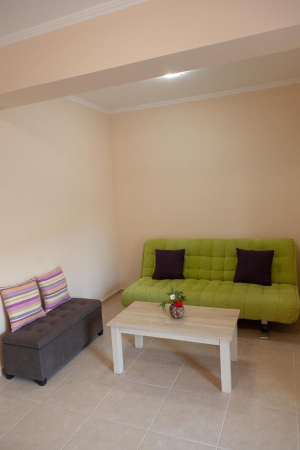 Tsoutsis Apartments Marantochori Bilik gambar