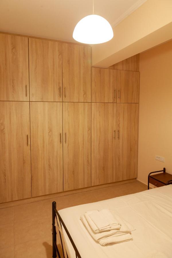 Tsoutsis Apartments Marantochori Bilik gambar