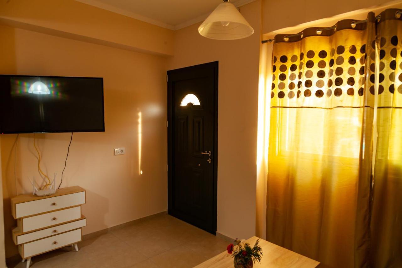 Tsoutsis Apartments Marantochori Bilik gambar